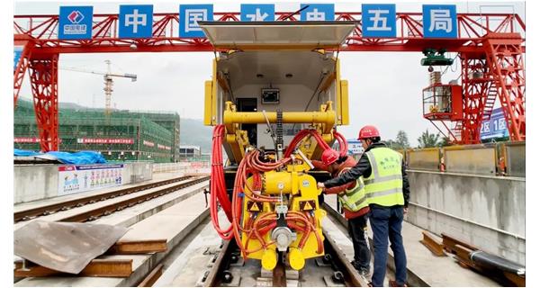 焊接故事| 成都地鐵18號(hào)線(xiàn)基建工程難度大，K922設(shè)備“保駕護(hù)航”